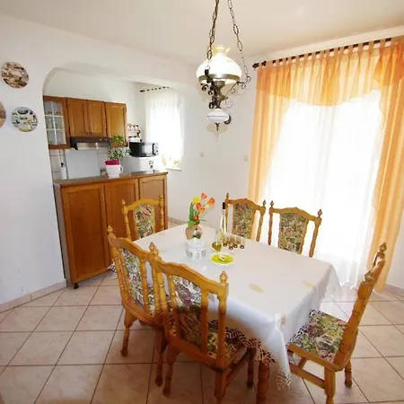 Geraeumige Mit Schoener Terrasse Und Garten In Einem Vorort Von