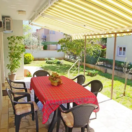 Geraeumige Mit Schoener Terrasse Und Garten In Einem Vorort Von شقة