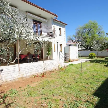 Geraeumige Mit Schoener Terrasse Und Garten In Einem Vorort Von بولا
